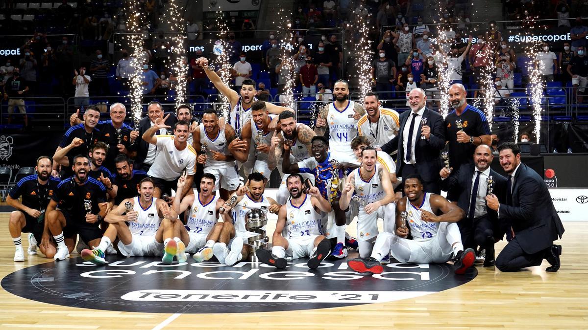 La plantilla madridista, con el trofeo de campeones.