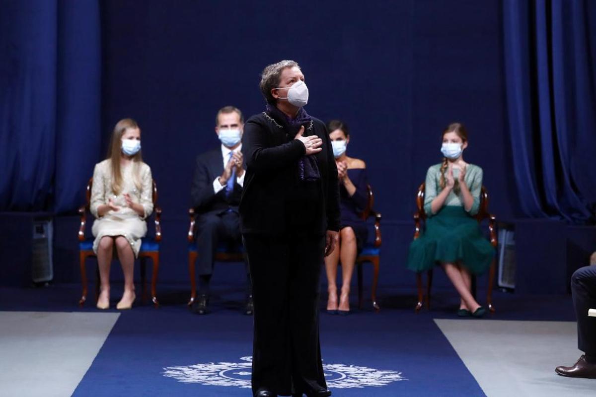 Teresa López Pernía, agradeciendo el aplauso a su hija fallecida.