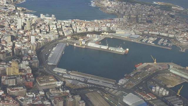 Vista aérea parcial del puerto de A Coruña, desde la Dársena de la Marina hasta el inicio de los muelles de San Diego y el Centenario.   | // VÍCTOR ECHAVE