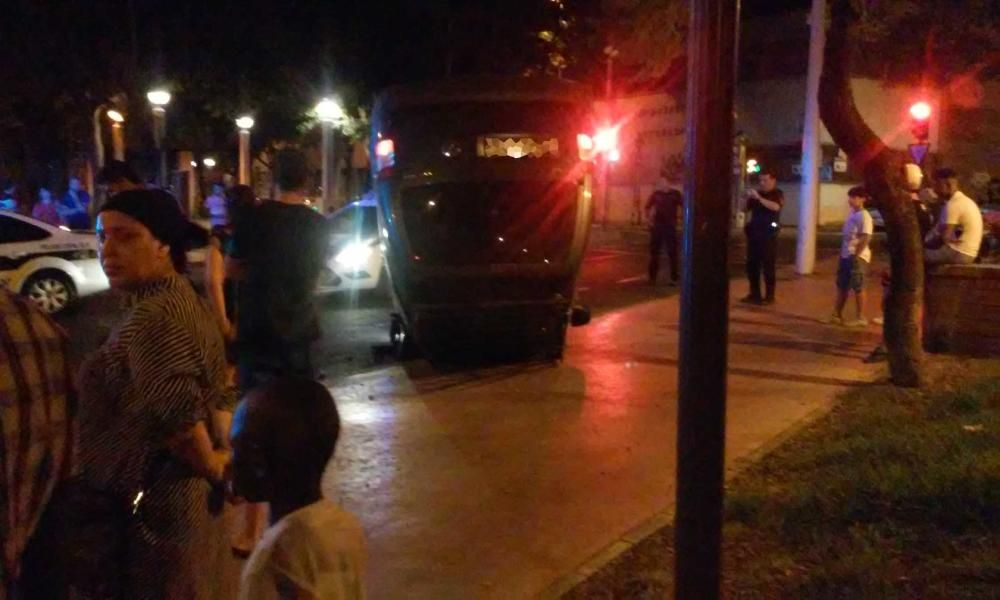 Un coche vuelca después de saltarse un semáforo en