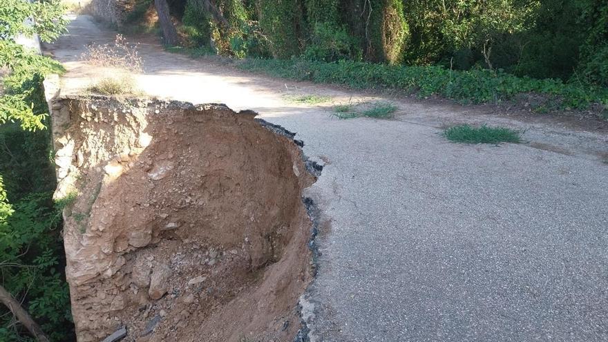 Una carretera lleva un año impracticable en Llaurí por el derrumbe de un barranco