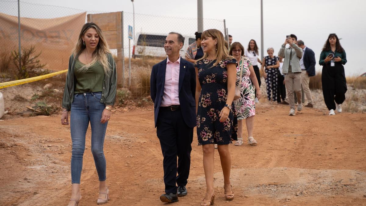 La delegada territorial de Inclusión Social, Juventud, Familias e Igualdad de la Junta de Andalucía, Ruth Sarabia, y el alcalde de Benalmádena, Juan Antonio Lara, en una imagen de archivo.