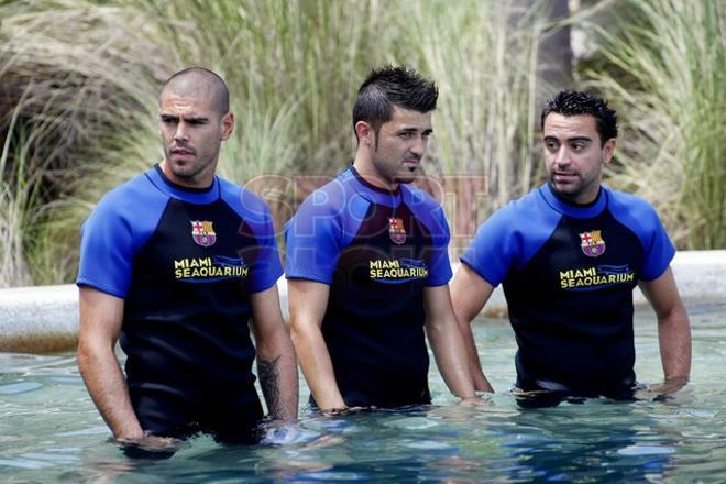 Los jugadores del Barça se divirtieron con los delfines