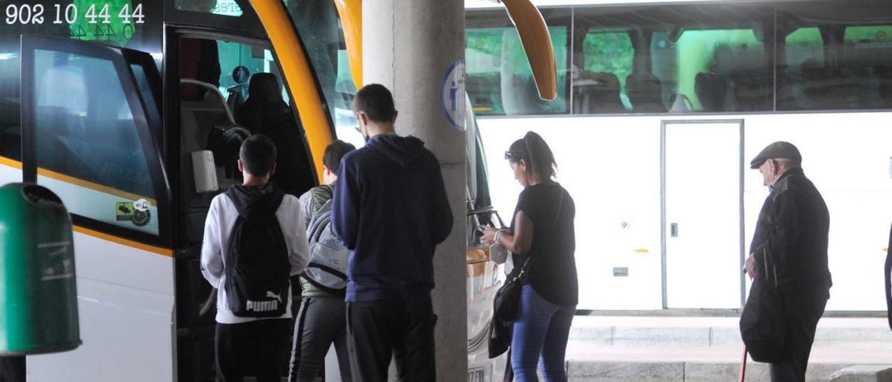 Viajeros suben a un autobús en la Estación de Lalín. |  // BERNABÉ/ JAVIER LALÍN