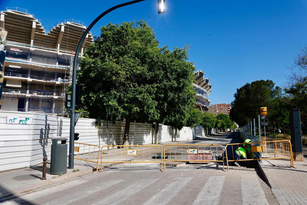 Cierre de la vía de servicio del Nou Mestalla, donde se aprecia que no hay pilares de la cubierta