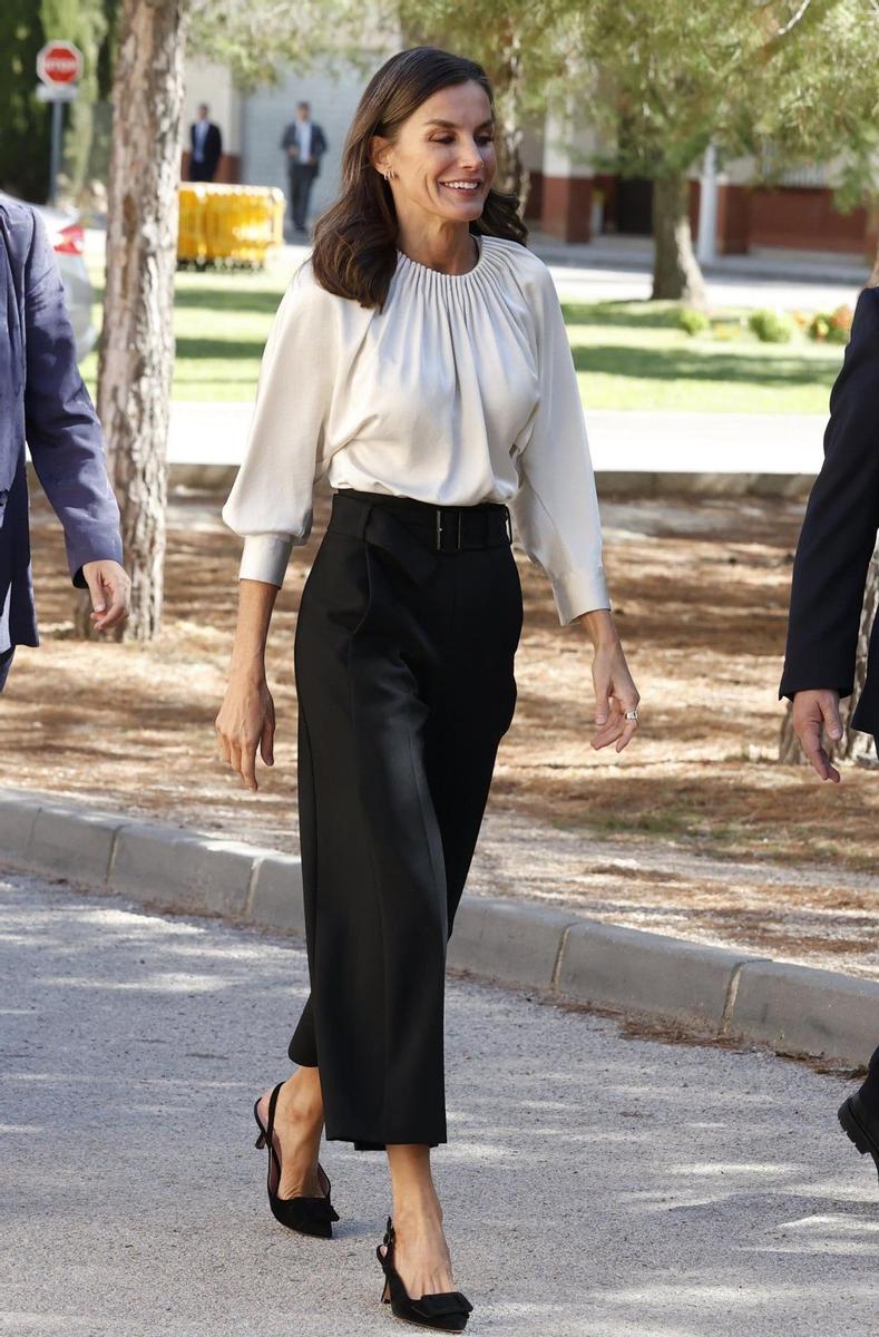 El pantalón efecto cintura de avispa de la reina Letizia está en Zara -  Stilo