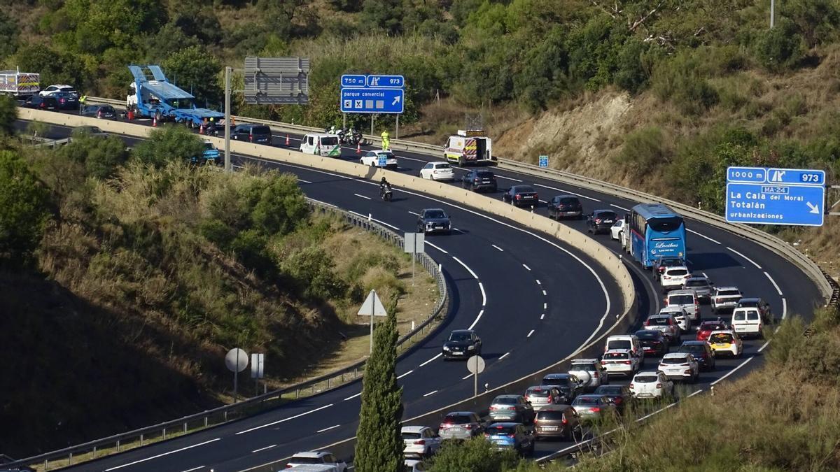 Retenciones kilométricas a causa de un camión averiado en la A-7 sentido Málaga a su paso por el Rincón de la Victoria, en una imagen de archivo