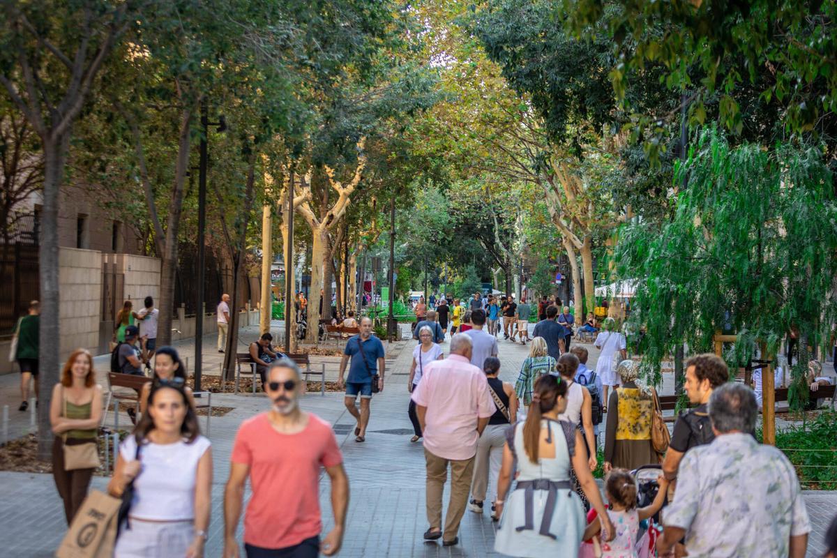 Imagen de archivo de gente paseando por Consell de Cent, en Barcelona.
