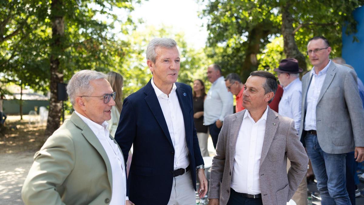 Alfonso Rueda en Piñor este miércoles, con Luis Menor y José Luis González