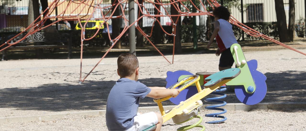 Un niño juega en un parque infantil de Córdoba.