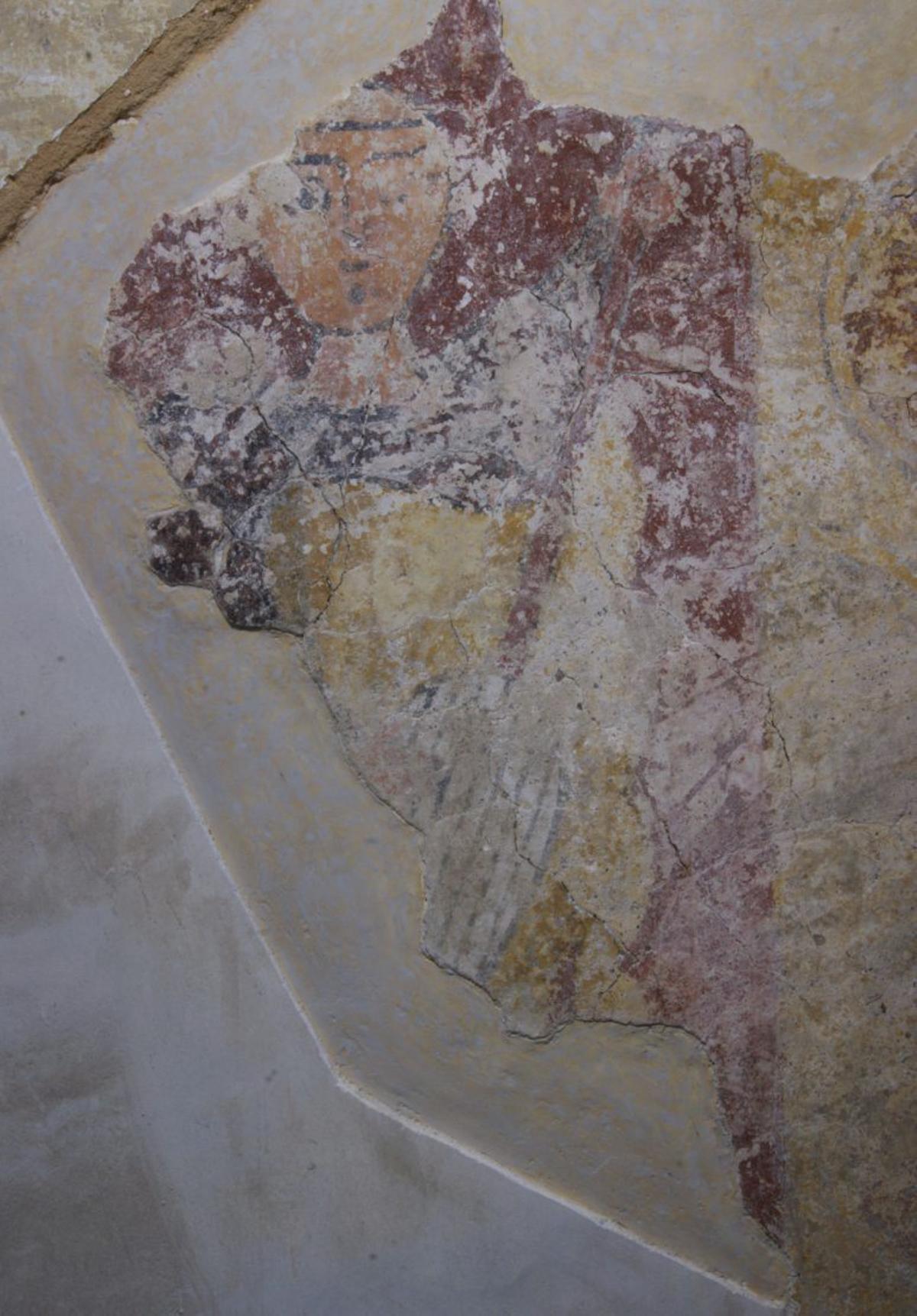 A la derecha, el instrumento recreado por Carlos González; bajo estas líneas, la pintura del músico de Lillo tal y como se conserva en la iglesia de San Miguel, en el Naranco.