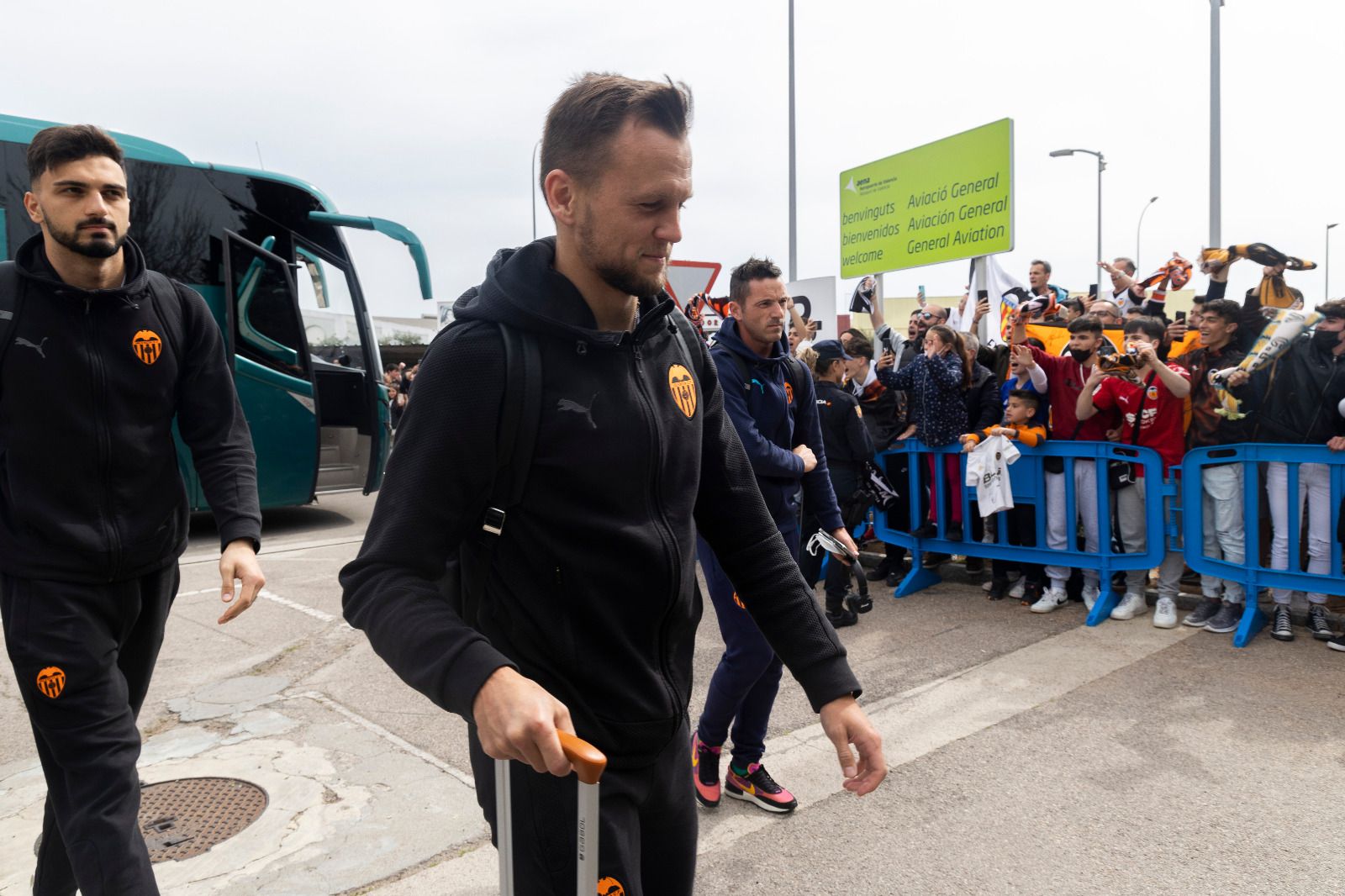 Apoteósica salida del Valencia CF a Sevilla