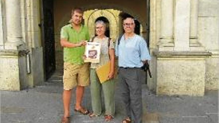 Tres representants de la Xarxa, a les portes de l&#039;Ajuntament de Girona.