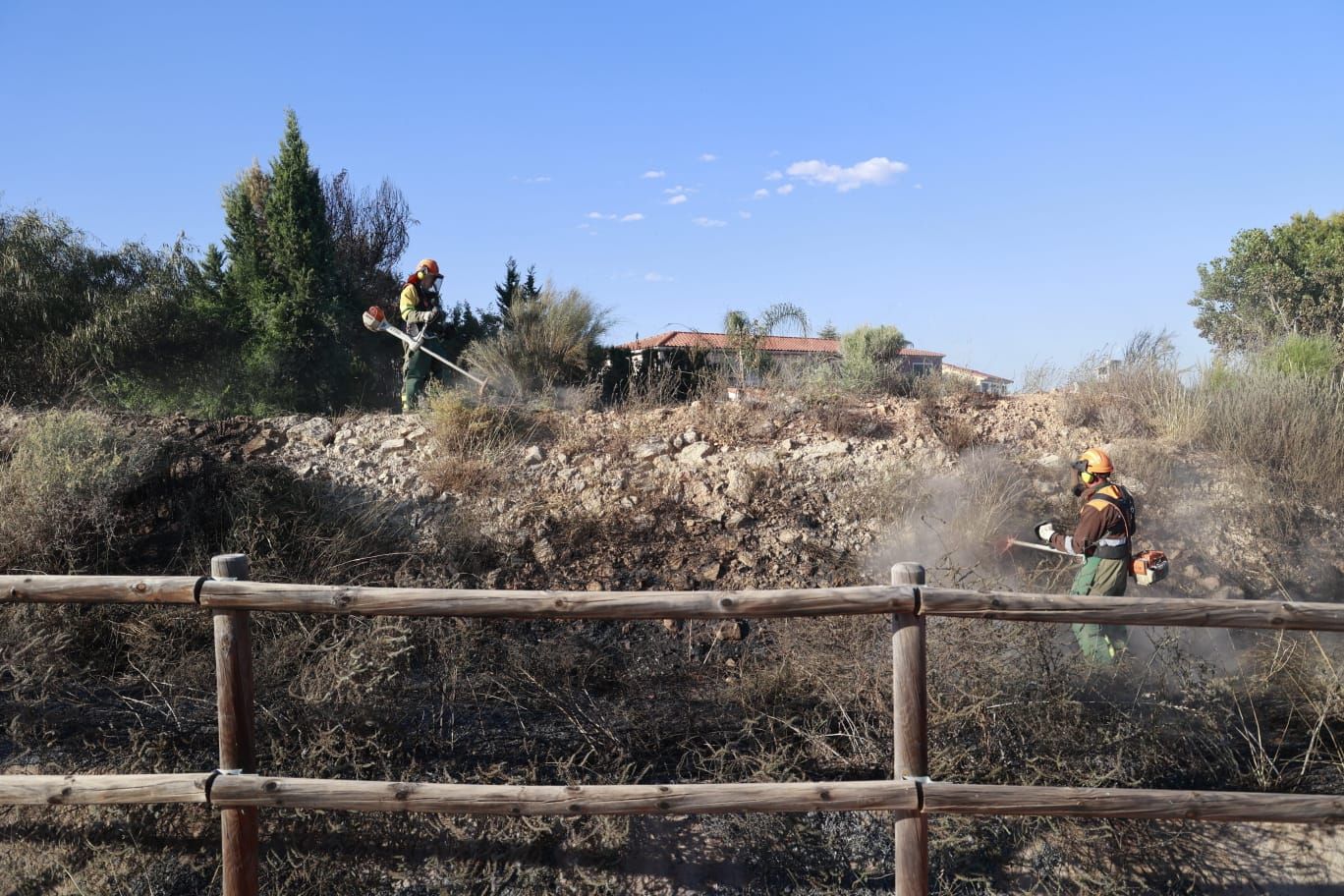 Un incendio quema media hectárea y asusta a los vecinos de una urbanización colindante