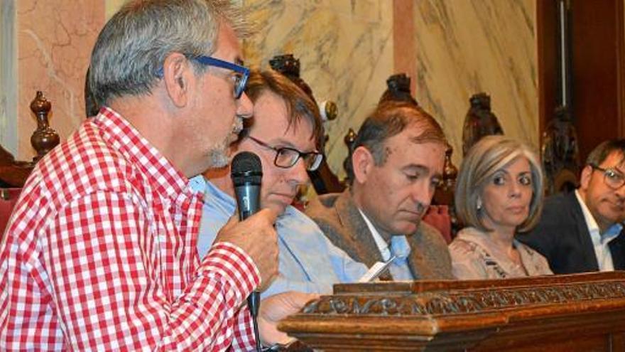 El regidor convergent Francesc Xavier Francàs intervenint al ple i observat pels seus companys, dijous