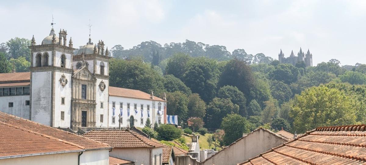 Paseando por la localidad podremos ver cómo el castillo domina las vistas de la zona.