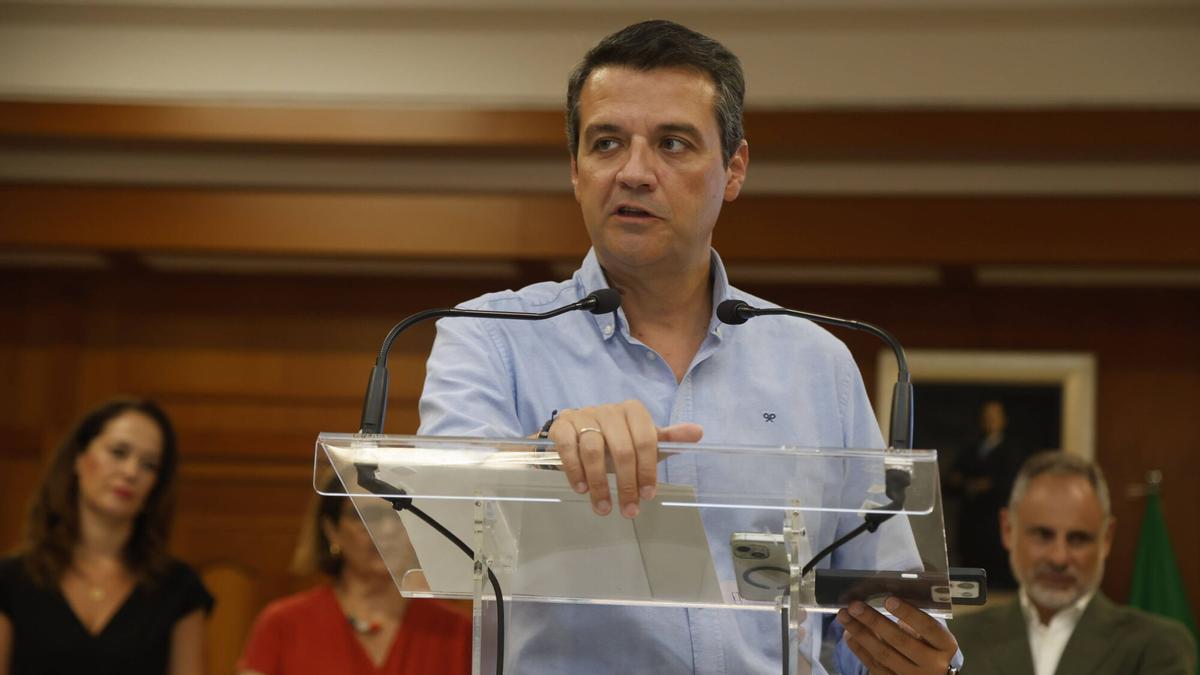 El alcalde de Córdoba, José María Bellido, este lunes en el Salón de Plenos del Ayuntamiento.
