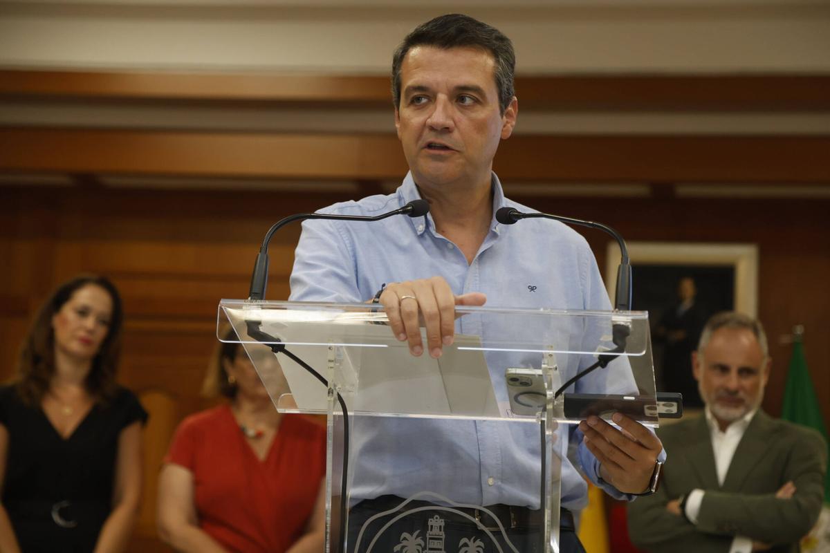 A.J.González Córdoba José María Bellido, junto a la delegada de Economía y Hacienda y presidenta del IMDEEC, Blanca Torrent; la delegada territorial de Empleo, Empresa y Trabajo Autónomo de la Junta de Andalucía en Córdoba, Marina Montes; el presidente de la Asociación Provincial de Joyeros, Plateros y Relojeros de Córdoba, Isidoro García Escribano; y el presidente del Parque Joyero de Córdoba, Rafael Ruiz; presenta el proyecto de estand del Ayuntamiento de Córdoba en la feria internacional Madridjoya