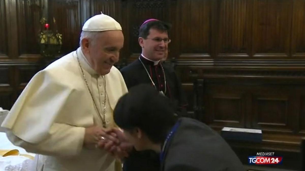 El Papa evita que le besen el anillo en una recepción en el santuario de Loreto