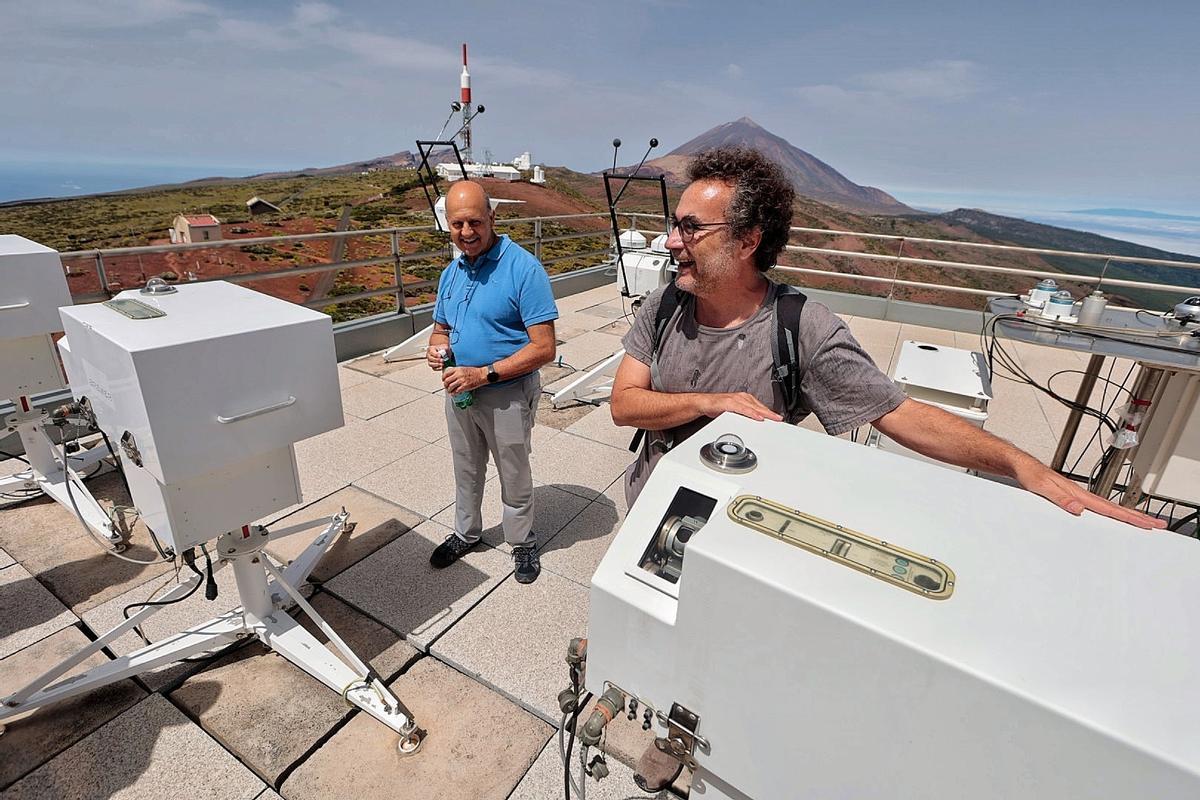 Emilio Cuevas junto a un compañero en la terraza del Centro Atmosférico de Izaña