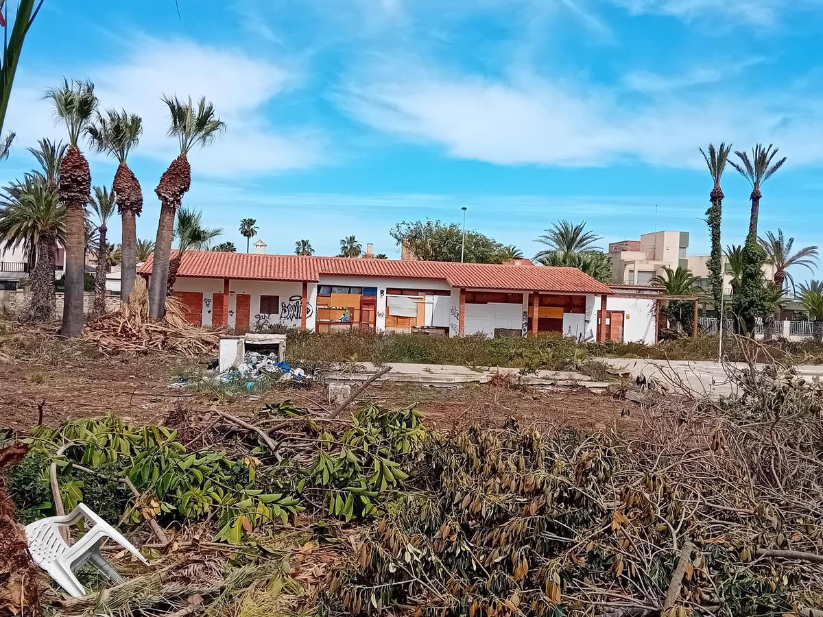 Trabajos de limpieza en una parcela de uso hotelero en La Veleta de Torrevieja