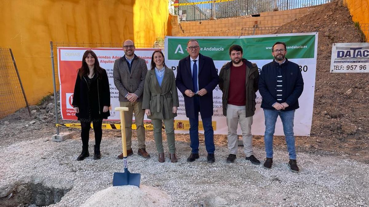 Participantes en el acto de colocación de la primera piedra de las viviendas.