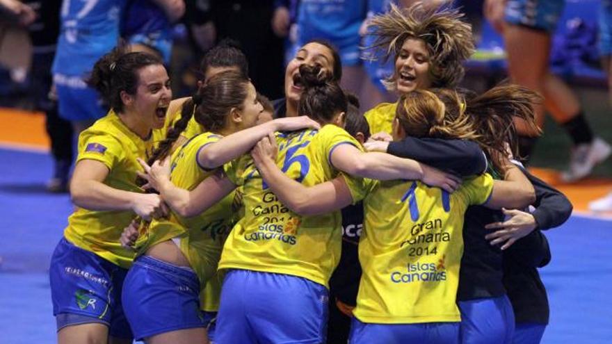 Las jugadoras del Rocasa ACE Gran Canaria celebran su triunfo y pase la final por primera vez en su historia tras vencer al Mecalia Guardés. | faro de vigo