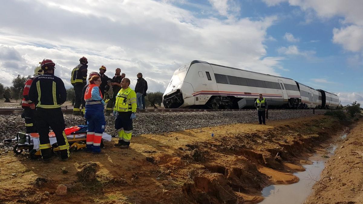 Los dos heridos graves tras el accidente de tren de Arahal pasan a planta del Virgen del Rocío