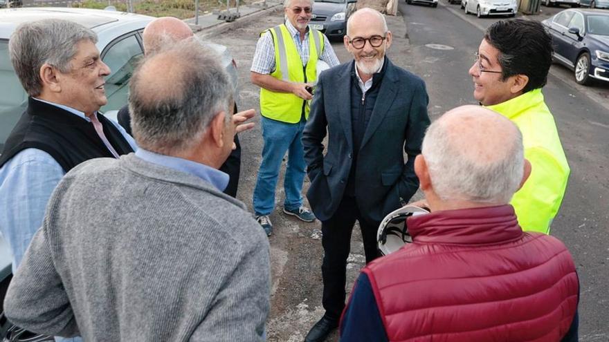 Momentos de la visita del presidente del Cabildo a La Campana. Arriba, durante la ruta; abajo (i.) con los empresarios y un detalle de la obra (d.). | maría pisaca