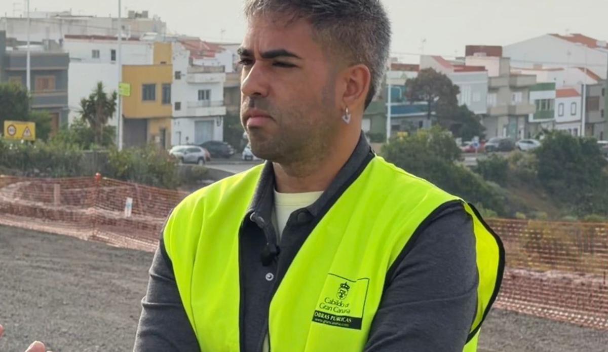 El periodista Adolfo Rodríguez en las obras de la carretera de Valsequillo