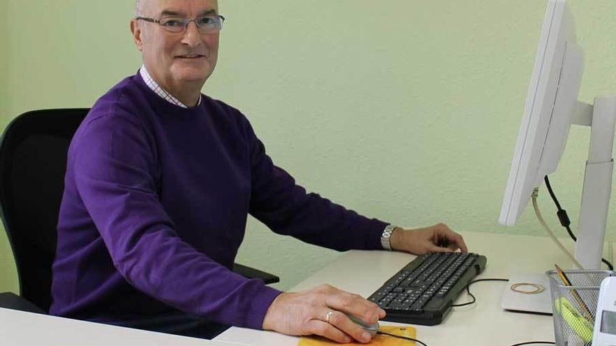 José Manuel Suárez, ayer, en las oficinas del hogar del pensionista de Lugones.