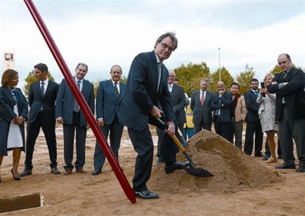 El president de la Generalitat, Artur Mas, col·loca la primera pedra de l’ampliació de La Roca Village.