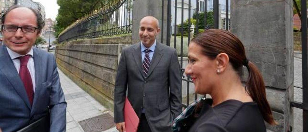 Por la izquierda, el abogado José María Muñoz, Daniel García y Elena García, en la puerta de la casa Pedregal, antes de la junta de accionistas de Melca del pasado lunes.
