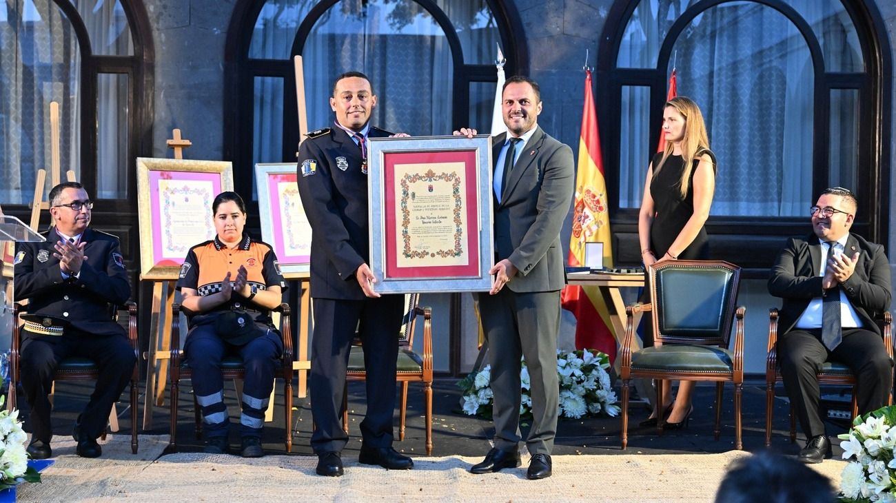 Medalla de bronce de  Arrecife para el coordinador técnico de Protección Civil de Arrecife, Marco Antonio Galindo.