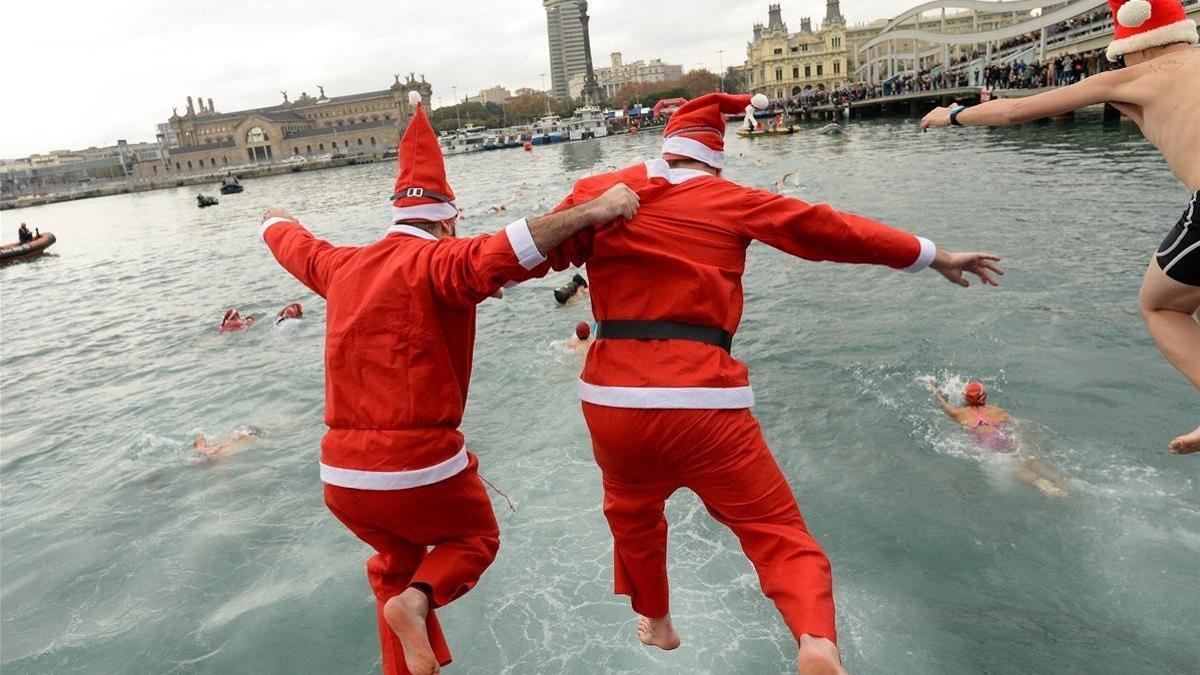 cmontanyes41412737 participants in a santa claus suits jump into the water duri171225135921