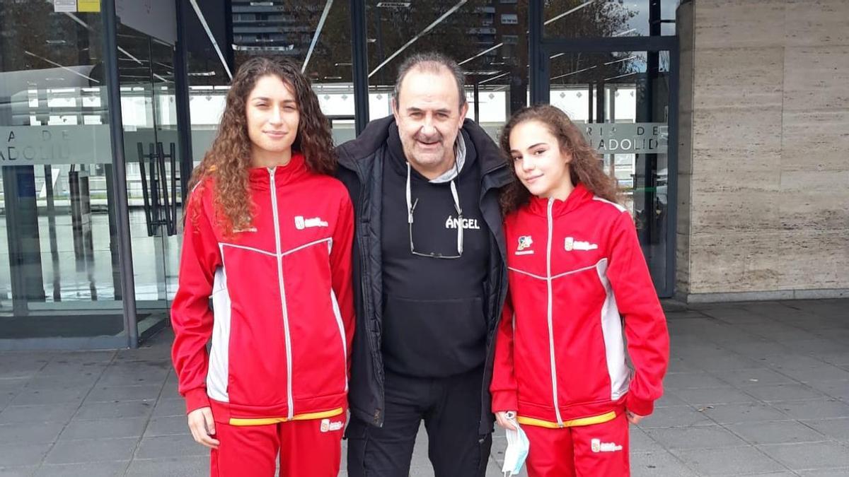 Las dos judokas del Club Judo Morales, Miriam Silvares y Elena Bahamonde, posan junto a su técnico.