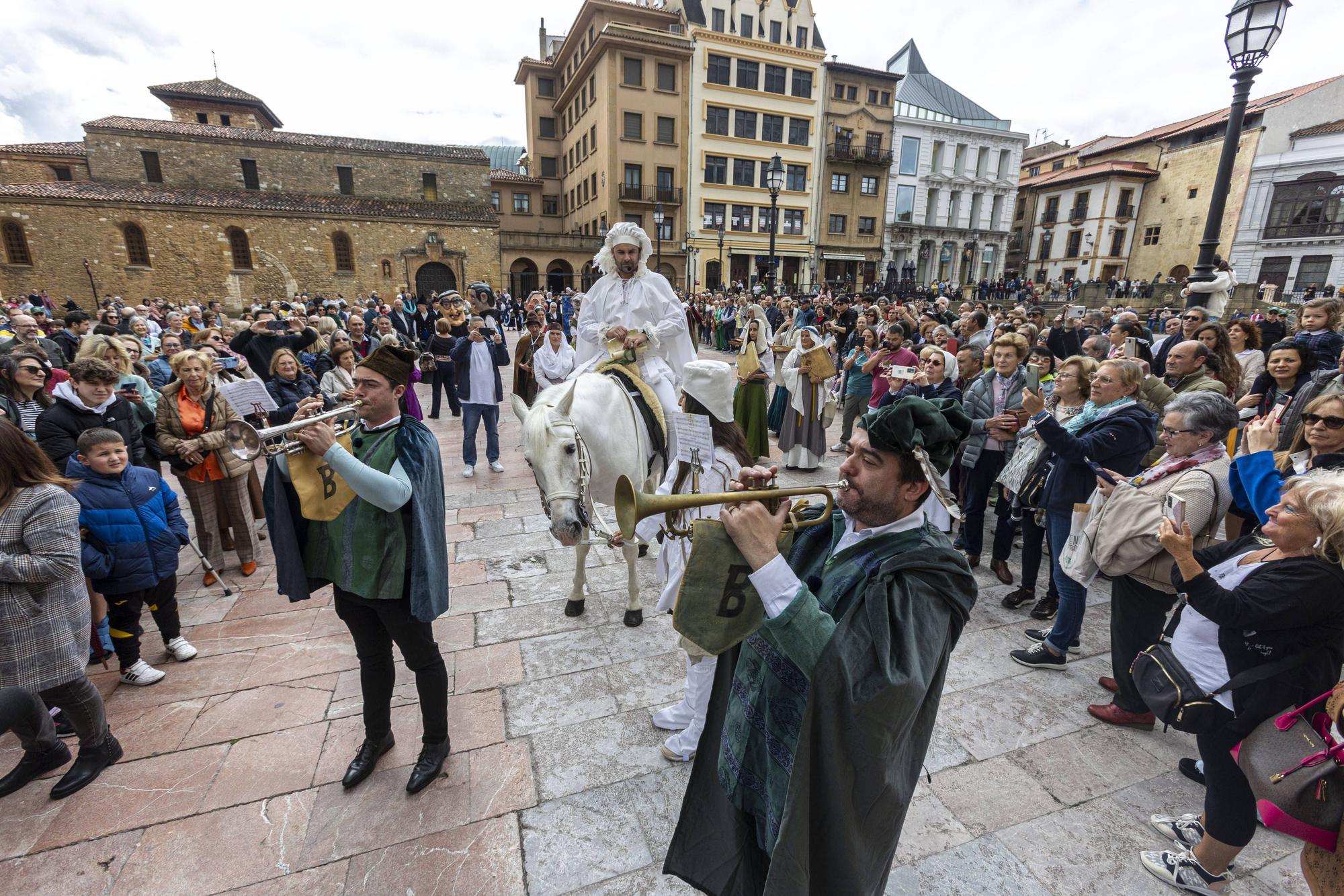 En imágenes | Cabalgata del Heraldo por las calles de Oviedo