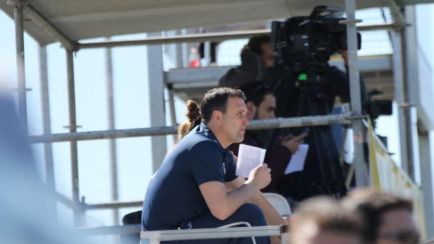 Josico vio desde la grada el partido al no tener aún su ficha de técnico tramitada.