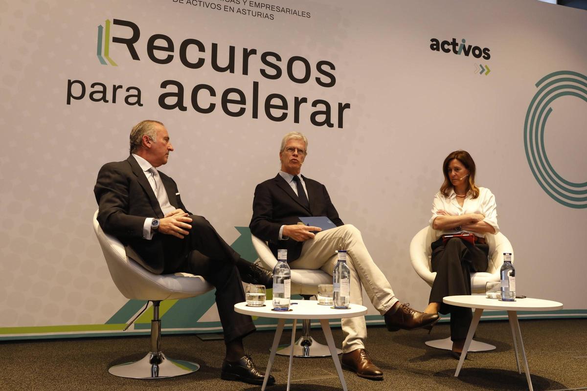 De izquierda a derecha: Pablo Junceda, director general adjunto de Banco Sabadell; Martí Saballs, director de Información Económica de Prensa Ibérica; y Gabriela Orille, CEO de Flinket.