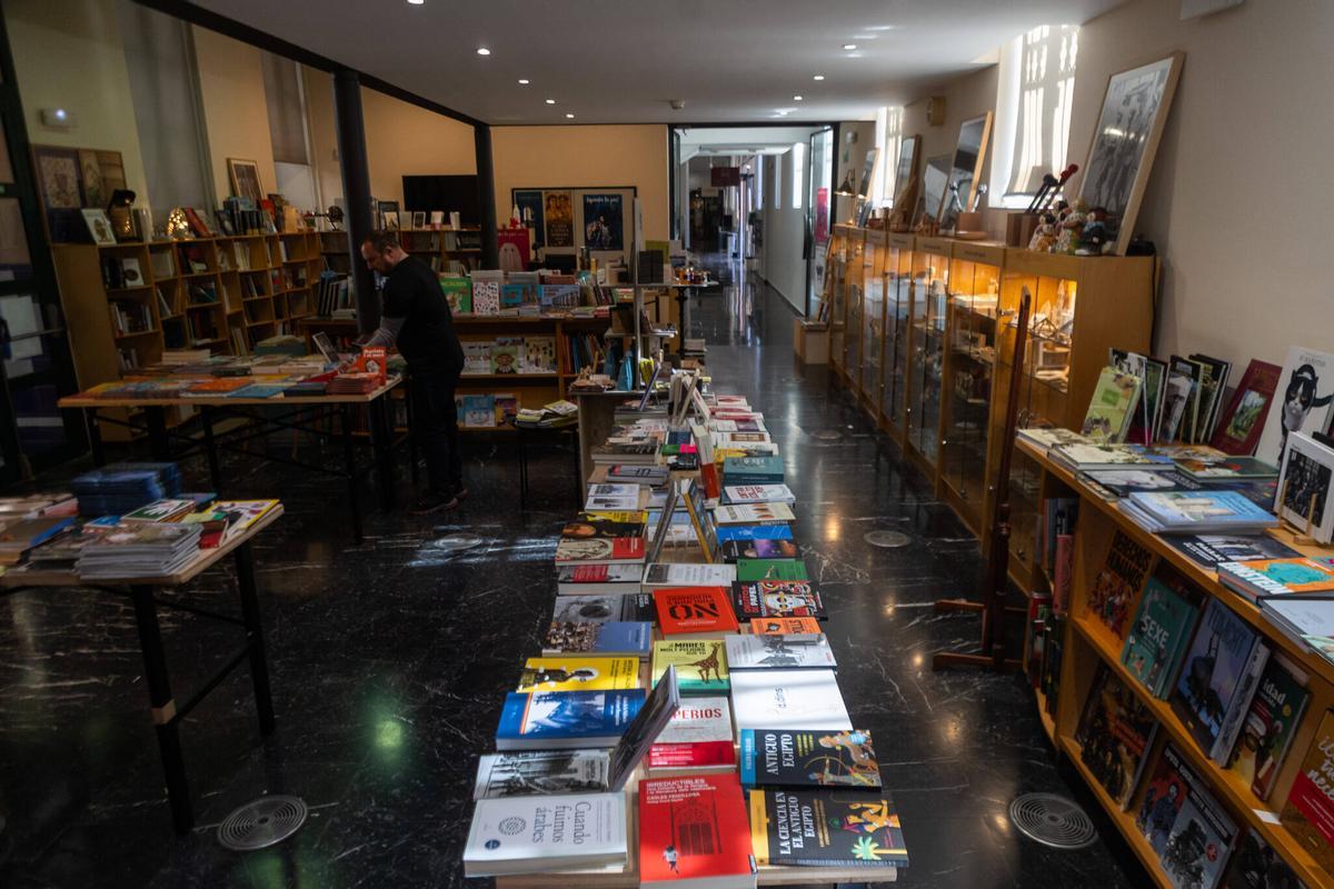 La Bene Botiga, junto a su gestor, Bruno.