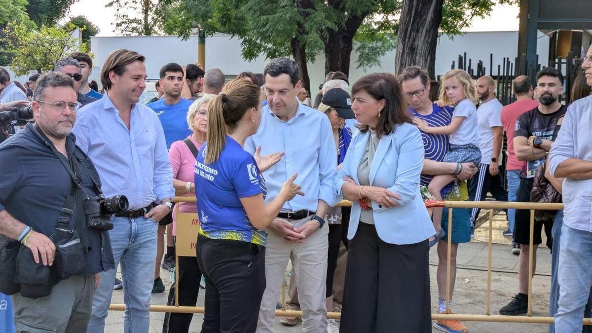Juanma Moreno conoce a los miembros del Club de Atletismo Palma del Río.