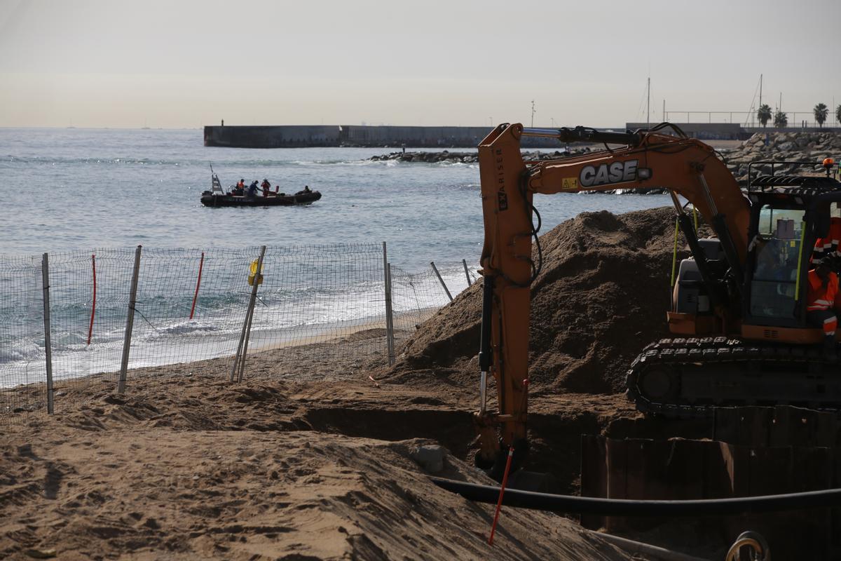 Obras para extender un cable submarino en la playa cancerígena de Sant Adrià