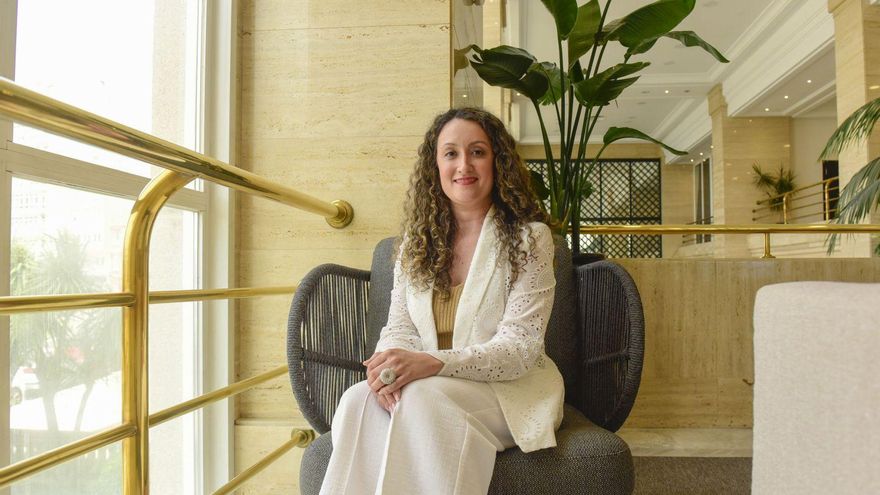 Carla García, en la entrada del Meliá María Pita. | Casteleiro/Roller Agencia