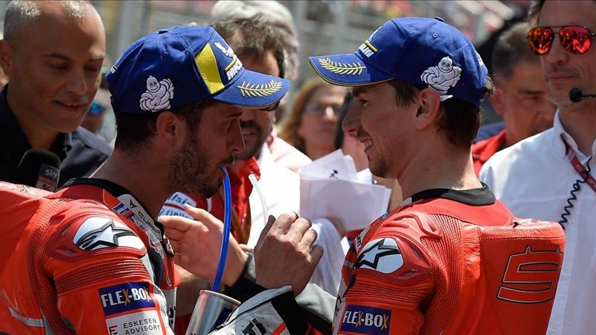 Dovizioso y Lorenzo saludándose en el parque cerrado