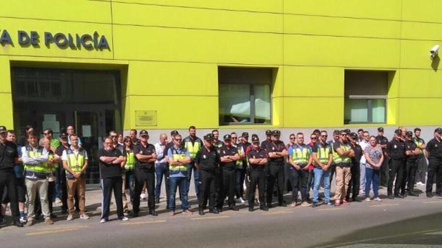 Un momento de la concentración que tuvo lugar ayer en las puertas de la Comisaría de la ciudad de Cartagena, en apoyo a los agentes que se encuentran en Cataluña.