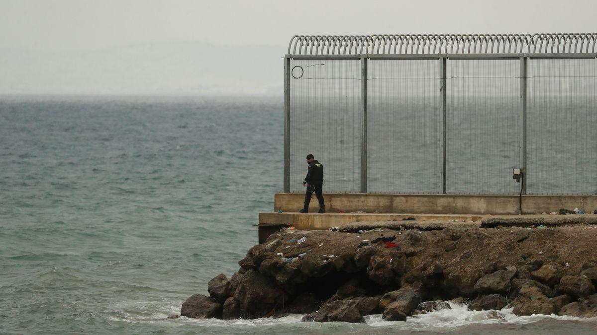 Un guardia civil custodia el espigón del Tarajal, frontera ceutí entre España y Marruecos.