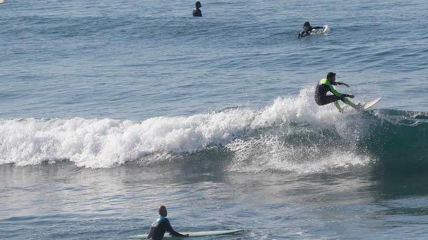 Varios deportistas, practicando surf en Salinas hace unos días.