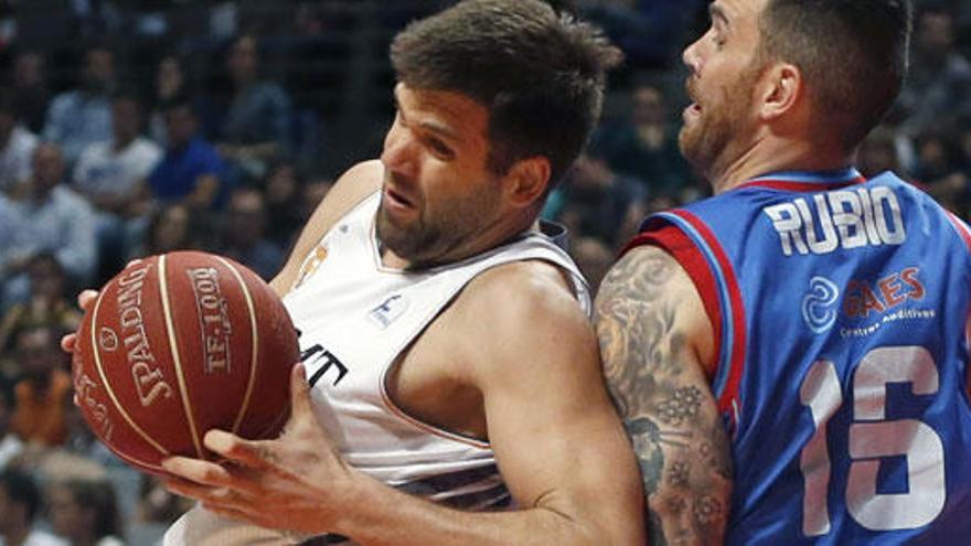 Felipe Reyes (i) pelea el balón ante Guille Rubio (d).