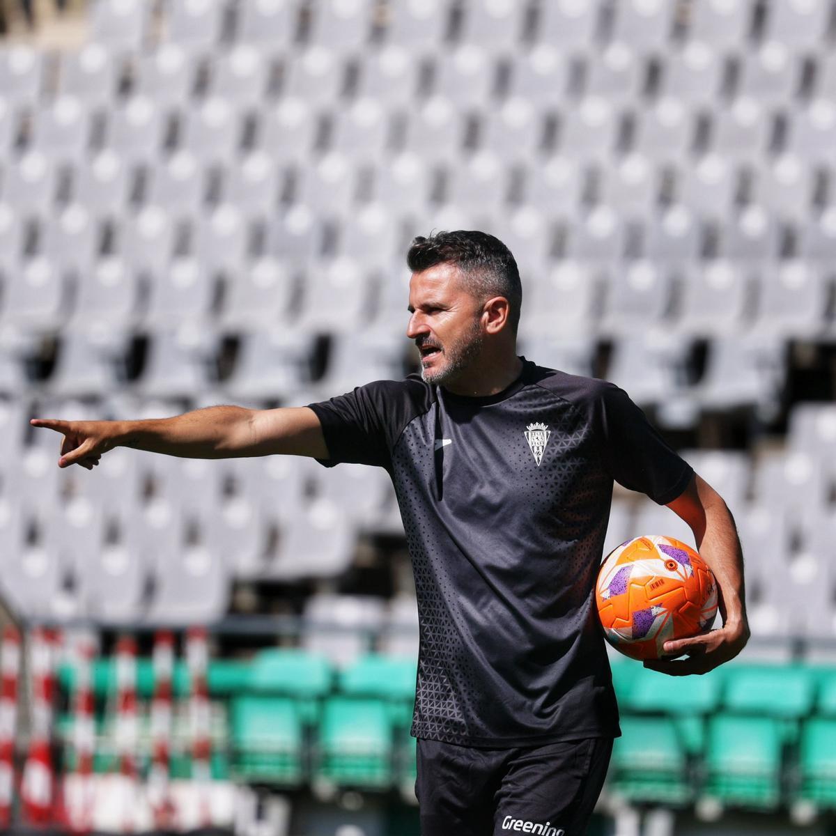Iván Ania da indicaciones a sus futbolistas durante la última sesión de trabajo antes del encuentro.