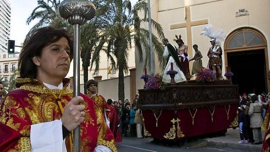 Arriba, la salida de la Virgen de los Dolores de la basílica de Santa María; abajo, el Ecce Homo.